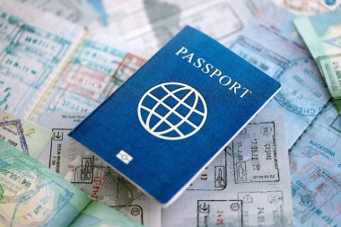 Seyahat ve sınır geçişinden sonra içi renkli pullarla dolu bir pasaport. Turizm ve sınır denetimi kavramı. Göçmenlik ve dünya çapında seyahat