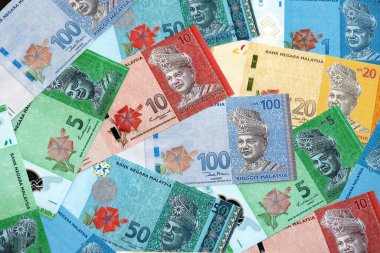 Malezya halkalı kağıt banknotları masanın üzerine yığılır. Malezya MYR para birimi faturaları büyük miktarda. Malezya 'da ekonomi, vergilendirme ve bankacılık kavramı