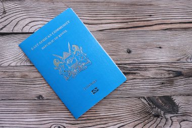 Masada Kenya pasaportu var. Yakın plan. Kenya vatandaşları için resmi kimlik belgesi. Seyahat ve turizm kavramı