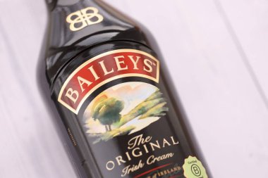 KYIV, UKRAINE - 20 HAZİRAN 2026 Baileys orijinal alkol şişesi masada, başlık logosu üzerine odaklanmış. Elit alkol üretimi
