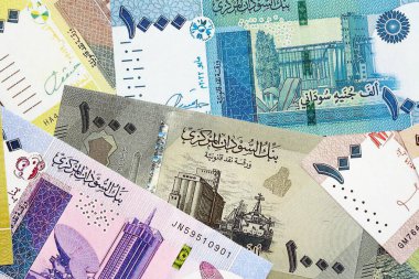 Sudan 'ın kağıt banknotları masanın üstüne yığılmış. Sudan SDG para birimi faturaları büyük miktarda. Sudan 'da ekonomi, vergi ve bankacılık kavramı