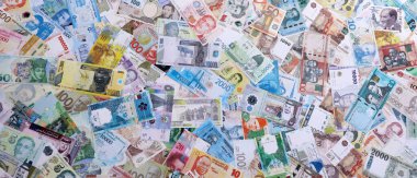 Dünyanın çeşitli para birimlerinden gelen farklı banknotlar. Büyük para yığını kapanır.