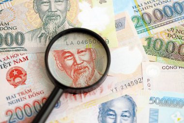 Vietnam dong para birimi faturaları ve büyüteç yakın çekim. Finansal izleme ve vergilendirme kavramı