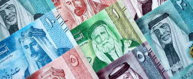 Ürdün Dinarı para birimi faturaları. JOD para birimi banknotları farklı değerlere sahip gruplar halinde yakın