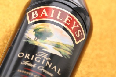 KYIV, UKRAINE - 20 HAZİRAN 2026 Baileys orijinal alkol şişesi masa üzerinde. Elit alkol üretimi