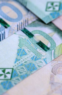 Güney Afrika rand kağıt banknotları masaya yığılır. Güney Afrika ZAR para birimi büyük miktarlarda. Güney Afrika 'da ekonomi, vergi ve bankacılık kavramı