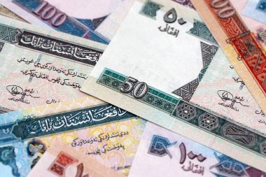 Afgan Afgan banknotları masanın üstüne yığılmış. Afganistan AFN para birimi faturaları büyük miktarda. Afganistan 'da ekonomi, vergi ve bankacılık kavramı