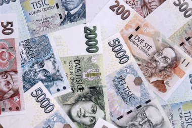 Çek Koruna kağıt banknotları masaya yığıldı. Çek Cumhuriyeti CZK para birimi faturaları büyük miktarda. Çek Cumhuriyeti 'nde ekonomi, vergilendirme ve bankacılık kavramı