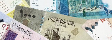 Sudan 'ın kağıt banknotları masanın üstüne yığılmış. Sudan SDG para birimi faturaları büyük miktarda. Sudan 'da ekonomi, vergi ve bankacılık kavramı