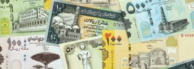 Yemenli riyal kağıt banknotları masaya yığılır. Yemen YER para birimi faturaları büyük miktarda. Yemen 'de ekonomi, vergi ve bankacılık kavramı