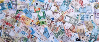 Değişik para birimlerinden ve ülkelerden yüklü miktarda para. Uluslararası nakitin çeşitli arka planında büyük bir yığın var. Döviz Borsası kavramı