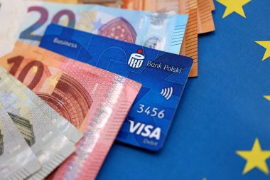 KYIV, UKRAINE - 28 HAZİRAN 2026 PKO Bank Polski kartı ve Avrupa euro para faturaları yakın planda. PKO Bank Polski Polonya 'nın en popüler bankası