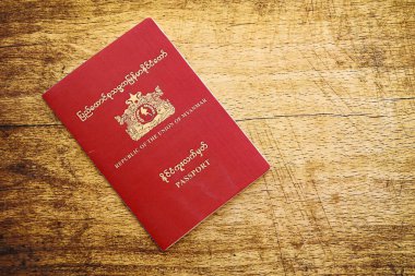 Masada Myanmar pasaportu var. Myanmar vatandaşları için resmi kimlik belgesi. Seyahat ve turizm kavramı