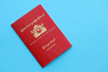 Masada Myanmar pasaportu var. Myanmar vatandaşları için resmi kimlik belgesi. Seyahat ve turizm kavramı