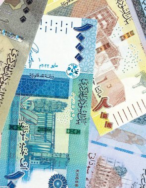 Sudan 'ın kağıt banknotları masanın üstüne yığılmış. Sudan SDG para birimi faturaları büyük miktarda. Sudan 'da ekonomi, vergi ve bankacılık kavramı