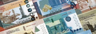 Sudan 'ın kağıt banknotları masanın üstüne yığılmış. Sudan SDG para birimi faturaları büyük miktarda. Sudan 'da ekonomi, vergi ve bankacılık kavramı