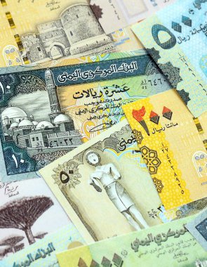 Yemenli riyal kağıt banknotları masaya yığılır. Yemen YER para birimi faturaları büyük miktarda. Yemen 'de ekonomi, vergi ve bankacılık kavramı
