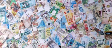 Değişik para birimlerinden ve ülkelerden yüklü miktarda para. Uluslararası nakitin çeşitli arka planında büyük bir yığın var. Döviz Borsası kavramı