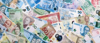 Dünyanın çeşitli para birimlerinden farklı renkte banknotlar. Para değişimi konsepti. Masada yığınla para var. Yakın plan.