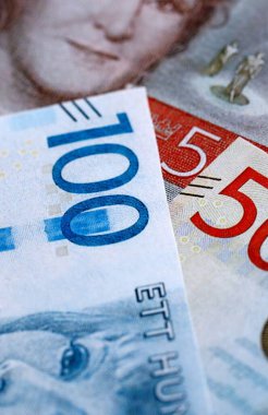 İsveç krona kağıt banknotları masaya yığıldı. İsveç Döviz Kuru Para Faturaları büyük miktarda. İsveç 'te ekonomi, vergilendirme ve bankacılık kavramı