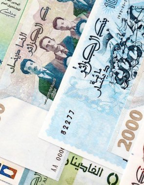 Cezayir dinarı kağıt banknotları masaya yığıldı. Cezayir DZD para birimi faturaları büyük miktarda. Cezayir 'de ekonomi, vergi ve bankacılık kavramı