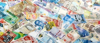 Dünyanın çeşitli para birimlerinden farklı renkte banknotlar. Para değişimi konsepti. Bir yığın para.