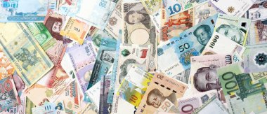 Dünyanın çeşitli para birimlerinden farklı renkte banknotlar. Para değişimi konsepti. Bir yığın para.