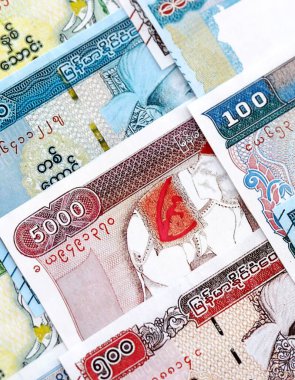 Myanmar Kyat kağıt banknotları masaya yığılır. Myanmar MMK para birimi faturaları büyük miktarda. Myanmar 'da ekonomi, vergilendirme ve bankacılık kavramı