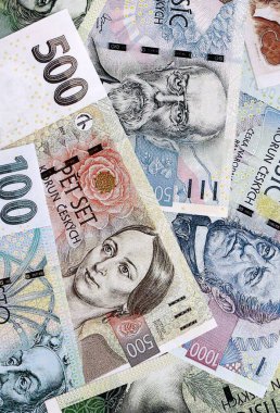 Çek Koruna kağıt banknotları masaya yığıldı. Çek Cumhuriyeti CZK para birimi faturaları büyük miktarda. Çek Cumhuriyeti 'nde ekonomi, vergilendirme ve bankacılık kavramı