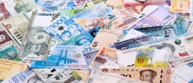 Dünyanın çeşitli para birimlerinden farklı banknotlar. Masada bir sürü para var. Yakın plan.