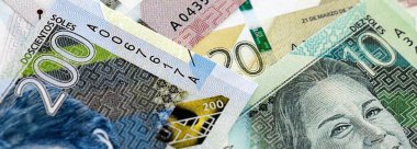 Peru sol kağıt banknotları masaya yığılır. Peru PEN para birimi faturaları büyük miktarda. Peru 'da ekonomi, vergi ve bankacılık kavramı