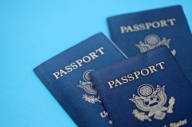 Masada birçok Amerikan pasaportu var. Birleşik Devletler vatandaşları için resmi kimlik belgeleri. Seyahat ve turizm kavramı