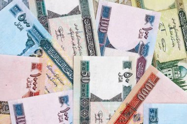 Afgan Afgan banknotları masanın üstüne yığılmış. Afganistan AFN para birimi faturaları büyük miktarda. Afganistan 'da ekonomi, vergi ve bankacılık kavramı