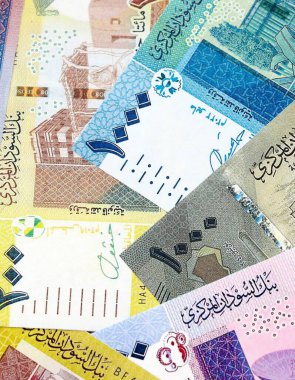 Sudan 'ın kağıt banknotları masanın üstüne yığılmış. Sudan SDG para birimi faturaları büyük miktarda. Sudan 'da ekonomi, vergi ve bankacılık kavramı