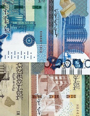 Sudan 'ın kağıt banknotları masanın üstüne yığılmış. Sudan SDG para birimi faturaları büyük miktarda. Sudan 'da ekonomi, vergi ve bankacılık kavramı
