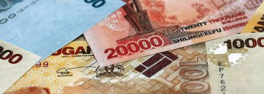 Masaya Ugandalı şilinlik banknotlar yığıldı. Uganda UGX para birimi faturaları büyük miktarda. Uganda 'da ekonomi, vergi ve bankacılık kavramı