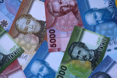 Büyük miktarda Şili pezosu para banknotları. Şili ülkesinden büyük miktarda kağıt para geliyor. Şili 'de iş ve ekonomi kavramı