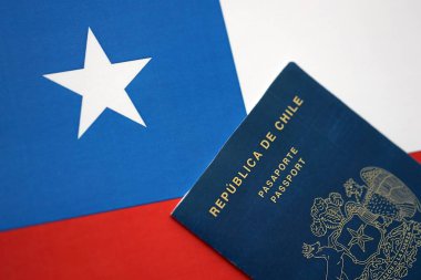 Şili pasaportu bayraklı arka planda. Yakın plan. Şili Cumhuriyeti 'ne yeni pasaport defteri