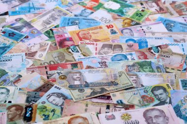 Farklı ülkelerden gelen para. Büyük meblağda nakit. Döviz Borsası kavramı