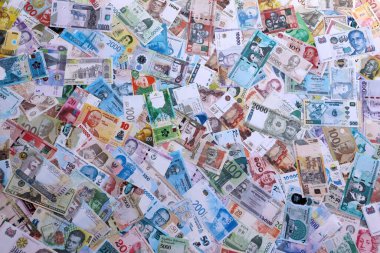 Değişik para birimlerinden ve ülkelerden yüklü miktarda para. Uluslararası nakitin çeşitli arka planında büyük bir yığın var. Döviz Borsası kavramı