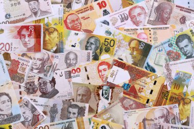 Çeşitli para birimleri para banknotları sarı ve turuncu renklerde. Farklı ülkelerden gelen birçok nakit para yığını yakın mesafede. Dünya ekonomisi ve döviz kuru kavramı