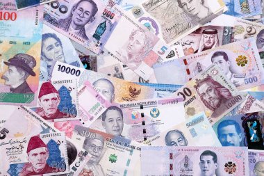 Büyük miktarda para birimleri, banknotlar ve banknotlar. Farklı ülkelerden gelen birçok nakit para yığını yakın mesafede. Dünya ekonomisi ve döviz kuru kavramı