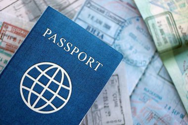 Seyahat ve sınır geçişinden sonra içi renkli pullarla dolu bir pasaport. Turizm ve sınır denetimi kavramı. Göçmenlik ve dünya çapında seyahat