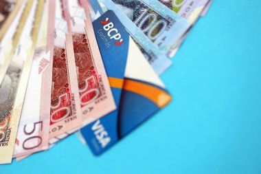 KYIV, UKRAINE - 28 Ocak 2026 BCP Banco de Credito del Peru kartı ve Peru sol para faturaları yakın planda. BCP Banco de Credito del Peru, Peru 'nun en popüler bankasıdır.