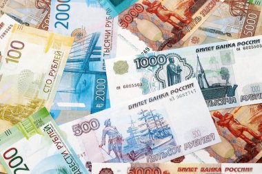Rus rublesi banknotları masanın üstüne yığılmış. Rusya para birimi faturalarını büyük miktarda kesiyor. Rusya 'da ekonomi, vergilendirme ve bankacılık kavramı
