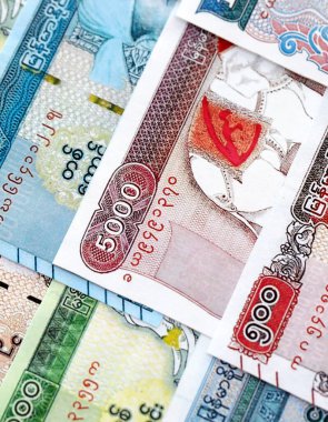 Myanmar Kyat kağıt banknotları masaya yığılır. Myanmar MMK para birimi faturaları büyük miktarda. Myanmar 'da ekonomi, vergilendirme ve bankacılık kavramı