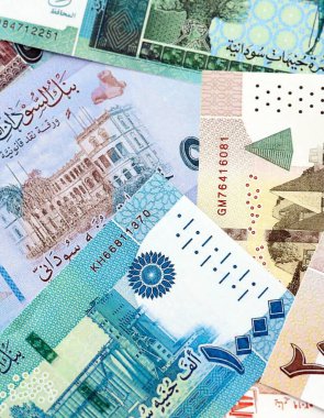 Sudan 'ın kağıt banknotları masanın üstüne yığılmış. Sudan SDG para birimi faturaları büyük miktarda. Sudan 'da ekonomi, vergi ve bankacılık kavramı