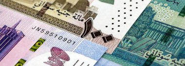 Sudan 'ın kağıt banknotları masanın üstüne yığılmış. Sudan SDG para birimi faturaları büyük miktarda. Sudan 'da ekonomi, vergi ve bankacılık kavramı
