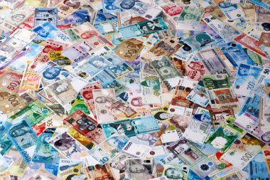 Dünyanın çeşitli para birimlerinden farklı renkte banknotlar. Para değişimi konsepti. Bir yığın para.