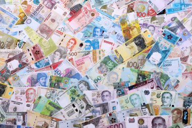 Farklı para birimlerinden bir sürü banknot. Rastgele para akışının arka planı kapanıyor. Döviz Borsası kavramı